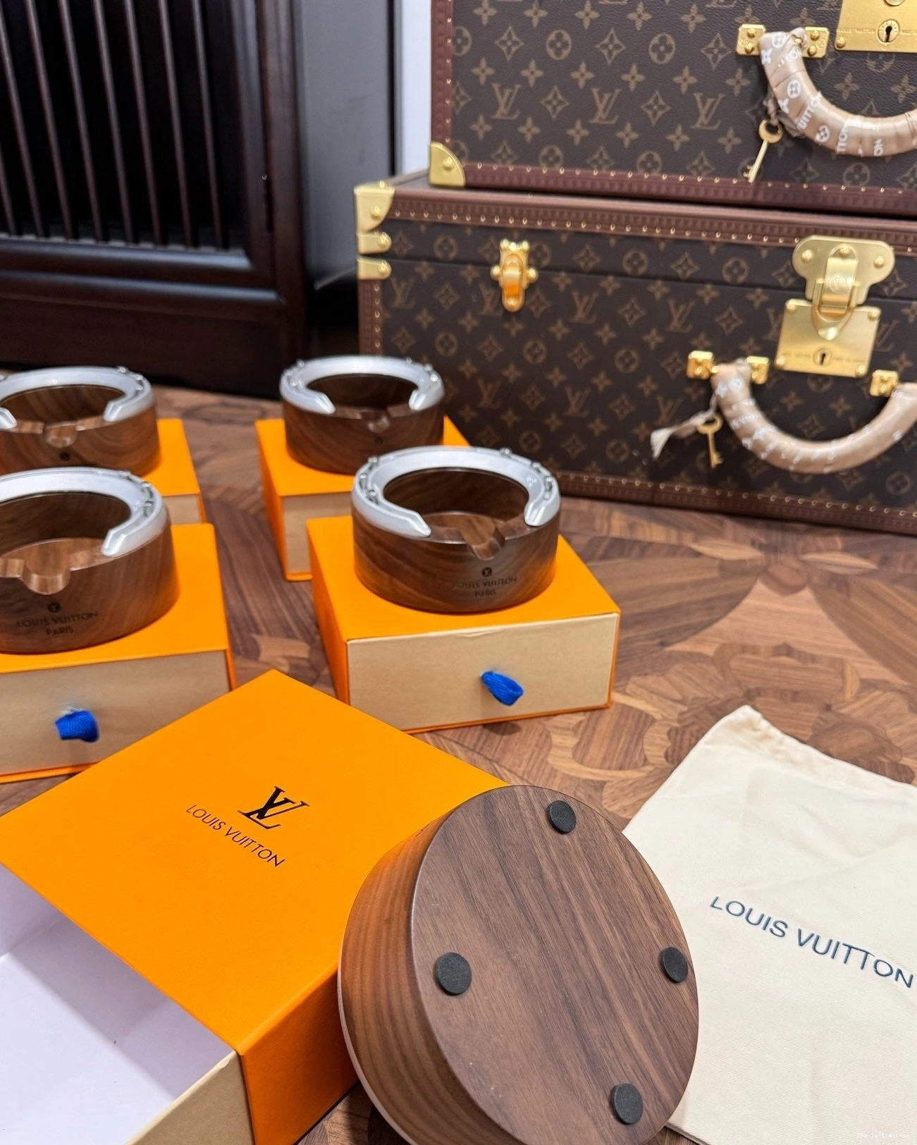 LV CUSTOM ASHTRAY HORSESHOE 0731